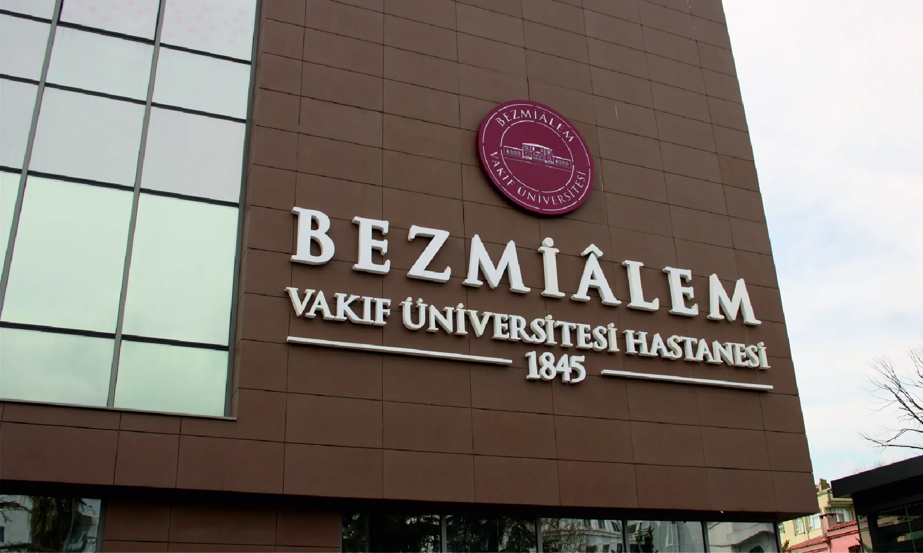 Bezmiâlem Vakıf Üniversitesi Hastanesi İçin Yönlendirme ve Tabela Sistemleri Çalışmaları Sürüyor