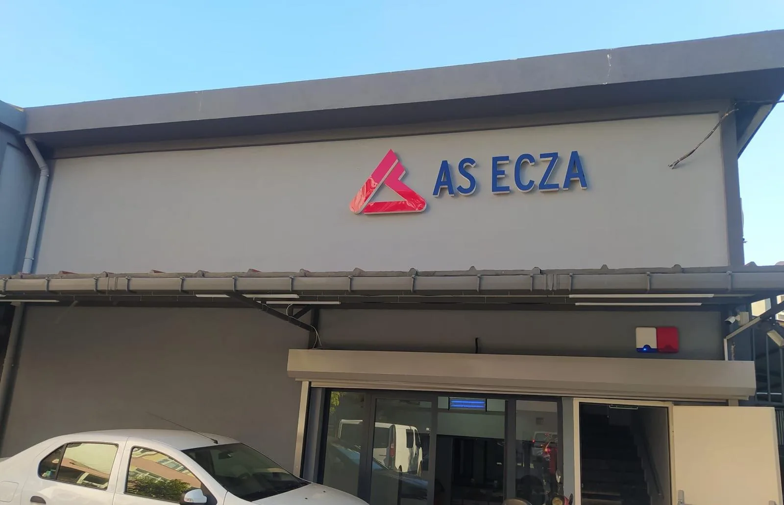 As Ecza Deposu Endüstriyel Tesis Işıklı Dış Mekan Mimari Cephe Yazısı Projesi
