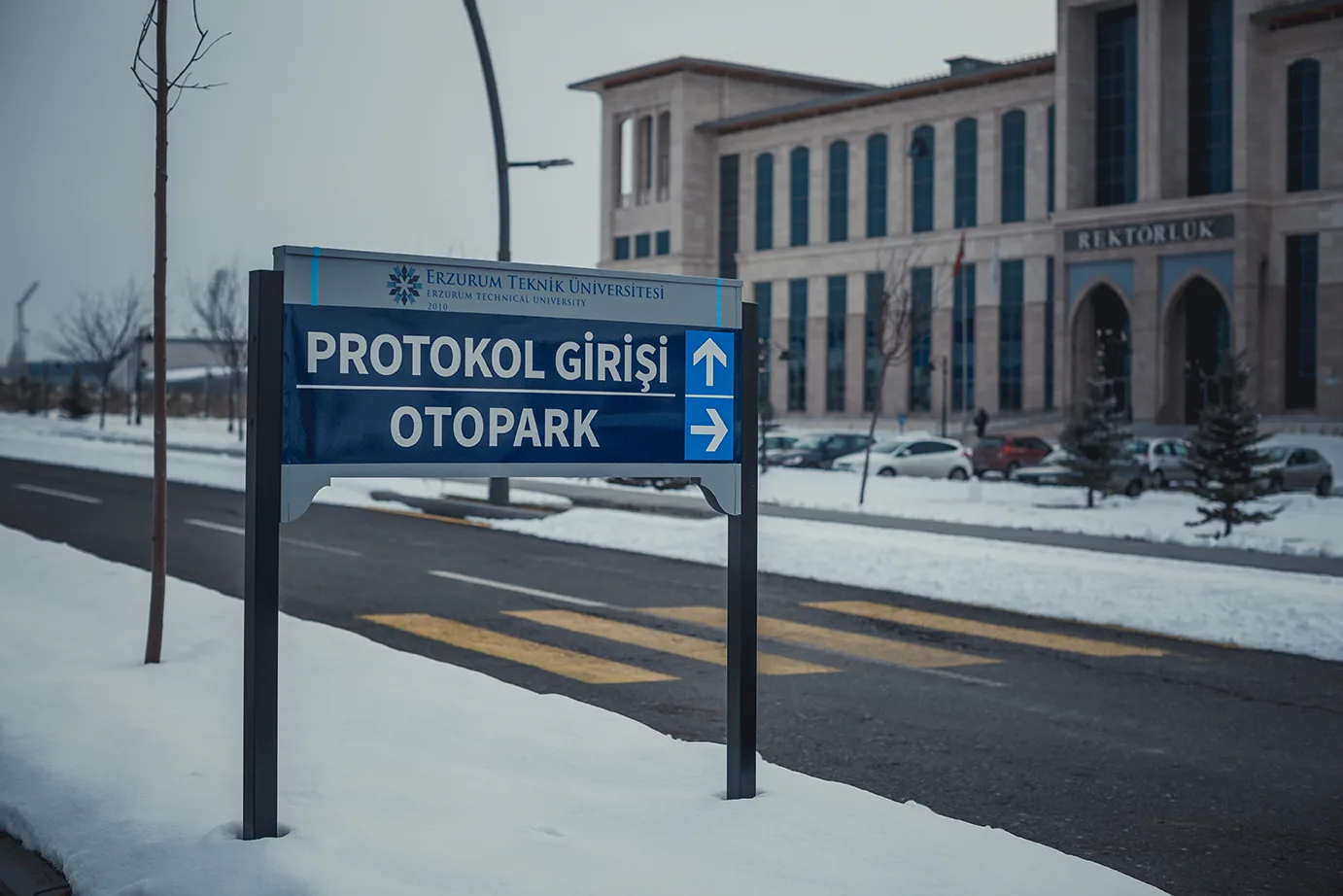 Atatürk Üniversitesi Kampüsü Kompleks Tabela Tasarımı ve Uygulaması