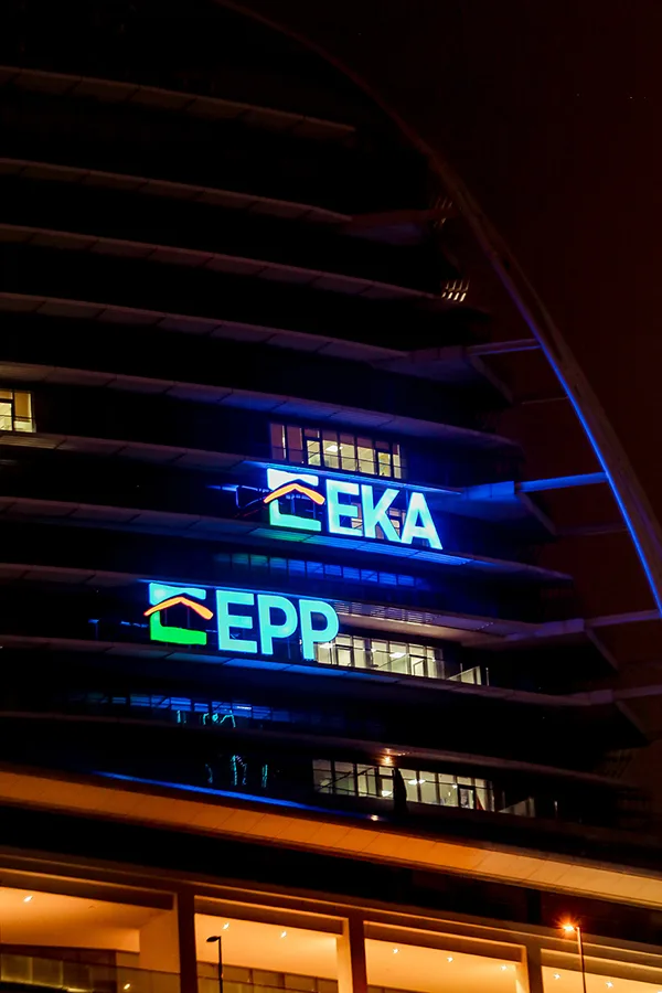 Emlak Konut Entegre Mimari Markalama: Asansör Dış Cephe Devasa Işıklı Harf, Anıtsal Totem ve İç Mekan Logo Projesi
