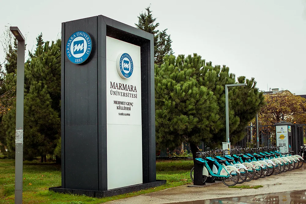 Marmara Üniversitesi Kampüsü Dış Mekan Pilon, Anıt ve Giriş Tabelası Projesi