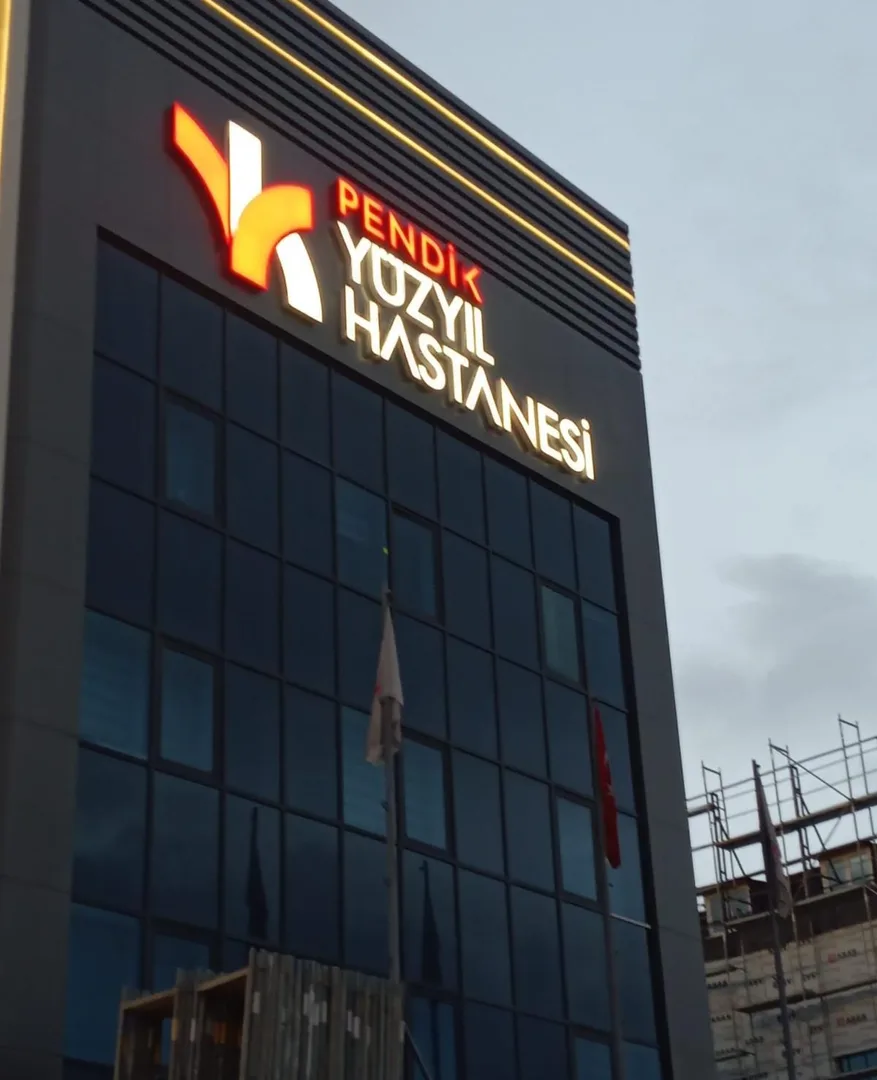 Özel Pendik Yüzyıl Hastanesi Dış Cephe Işıklı Kutu Harf Tabela Uygulaması