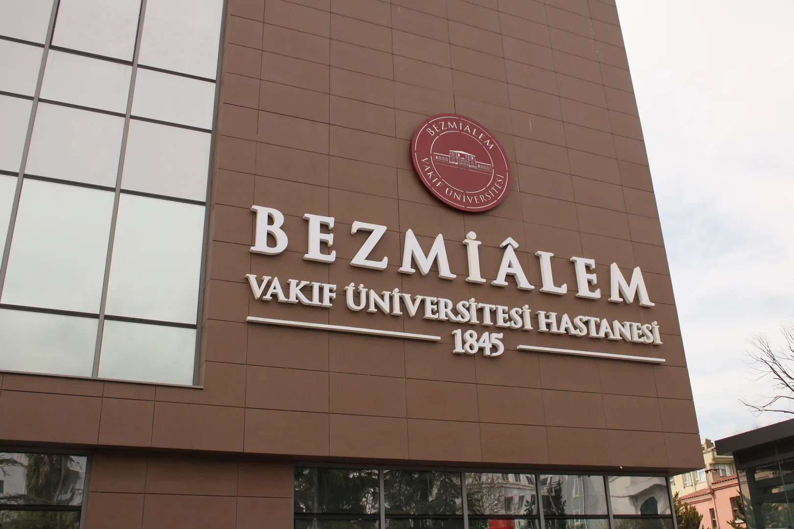 Bezmialem Vakıf Üniversitesi Hastanesi İç ve Dış Mekan Yönlendirme Projesi