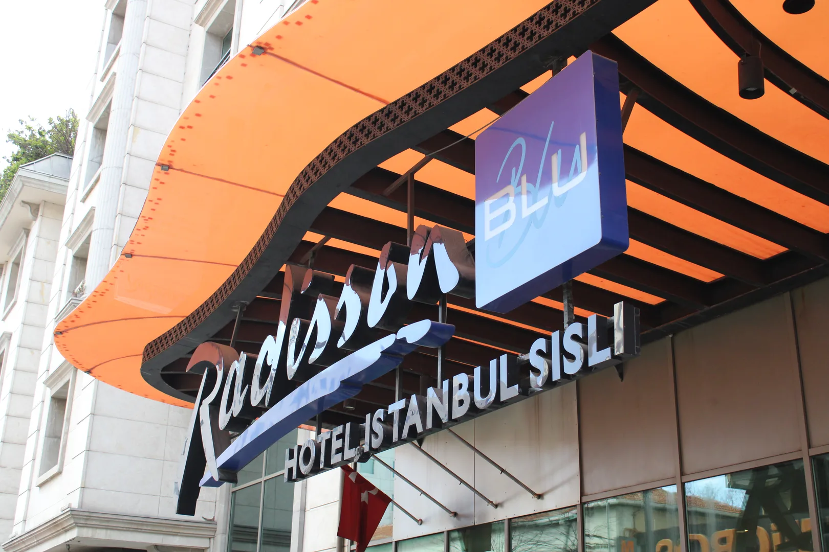 Radisson Blu Hotel Şişli Entegre Dış Mekan Mimari Cephe Kutu Harf Projesi