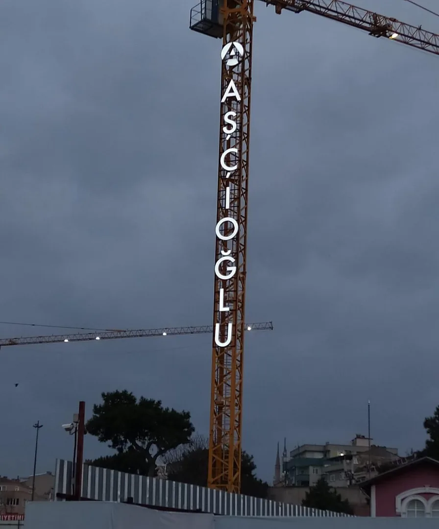 Aşçıoğlu Makro Ölçekli Dev Işıklı Kutu Harf Tasarım, Üretim ve Montaj Projesi