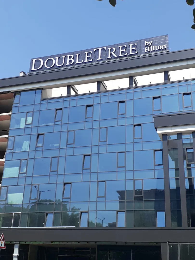 DoubleTree by Hilton Otel Bulgaristan Dış Cephe Harfleri Tasarım, Üretim ve Sınır Ötesi Montaj Projesi