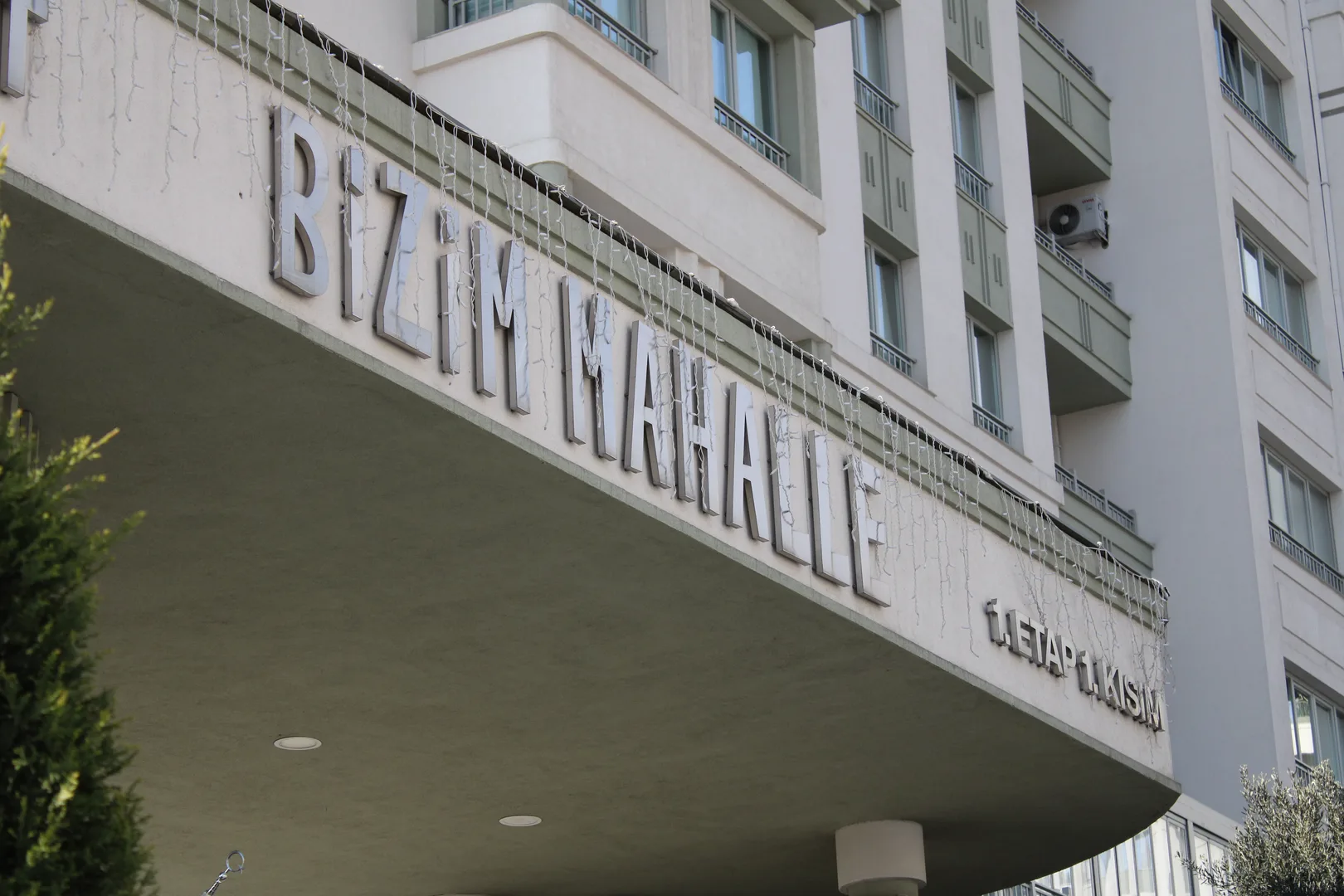 Bizim Mahalle Emlak Konut Dış Cephe Kutu Harf ve Blok Giriş Tabelaları Tasarım, Üretim ve Montaj Projesi