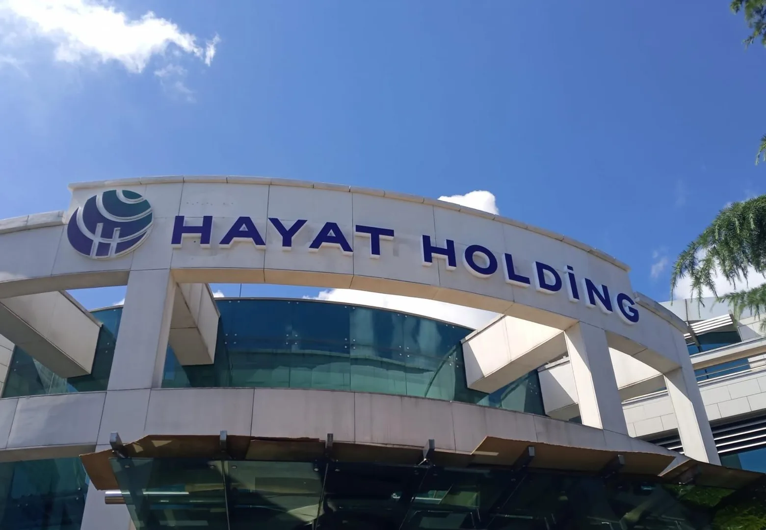 Hayat Kimya Endüstriyel Üretim Üssü Cephe Kutu Harfleri ve Kaset Totem Tasarım, Üretim, Montaj Projesi