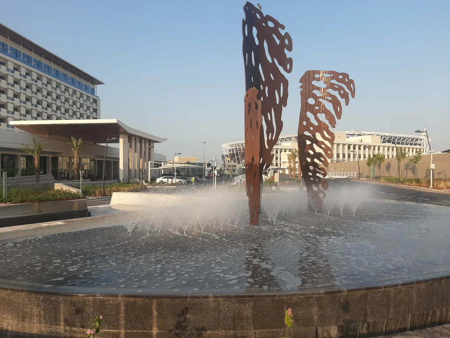 DoubleTree by Hilton Otel Katar Peyzaj Alanı Korten Çelik Havuz Anıtları Projesi