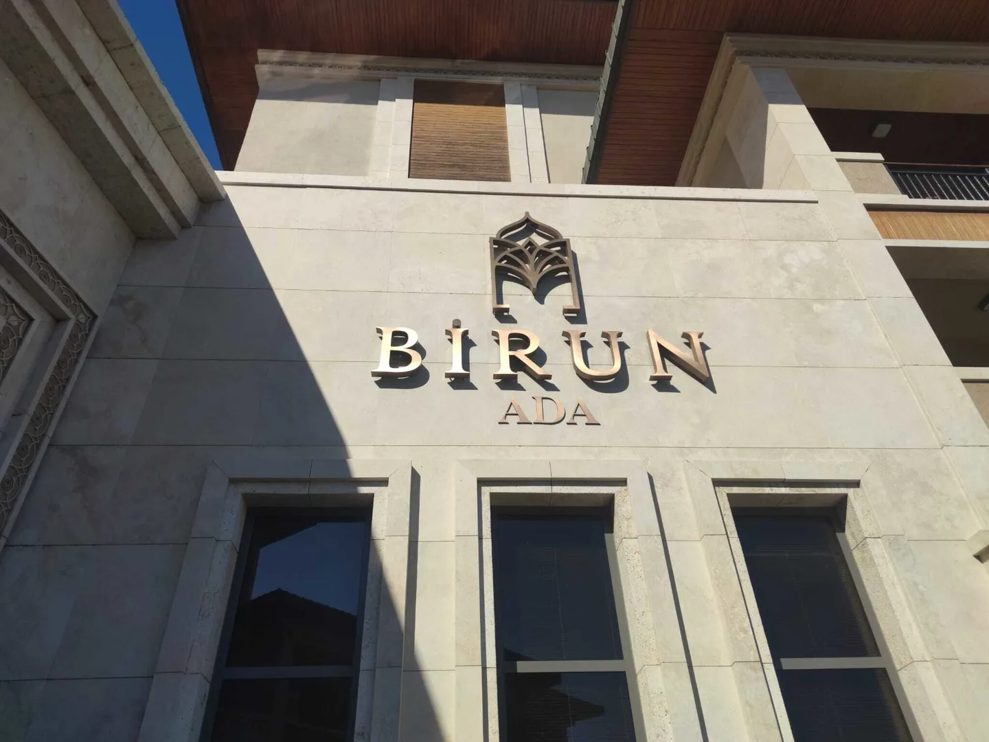 Birun Ada Kompleks Mimari Yönlendirme ve Bina Girişi Cephe Harfleri Projesi