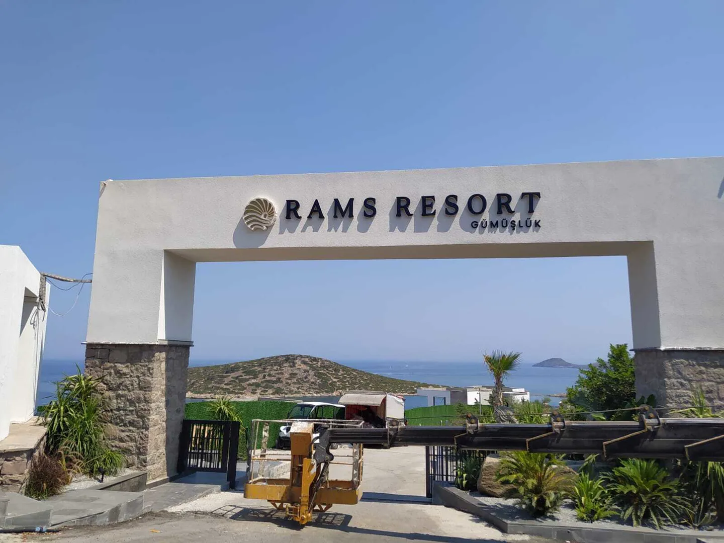 Bodrum Resort Rams Global Giriş Tagı Üstü Kutu Harf Tasarım, Üretim ve Montaj Projesi