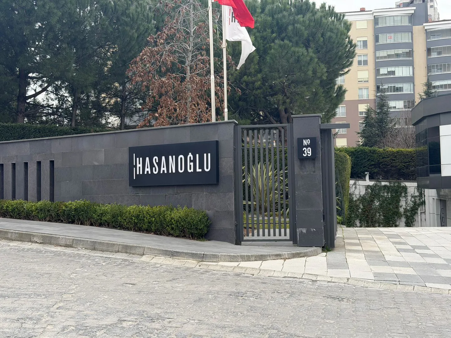 Hasanoğlu İstanbul Yerleşkesi Giriş Duvar Tabelası Tasarım, Üretim ve Montaj Projesi