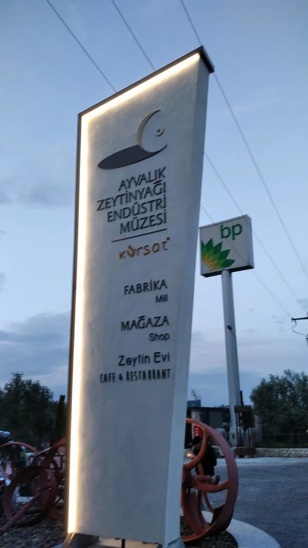 Ayvalık Zeytinyağı Endüstri Müzesi Işıklı Anıtsal Totem Tasarım, Üretim ve Montaj Projesi