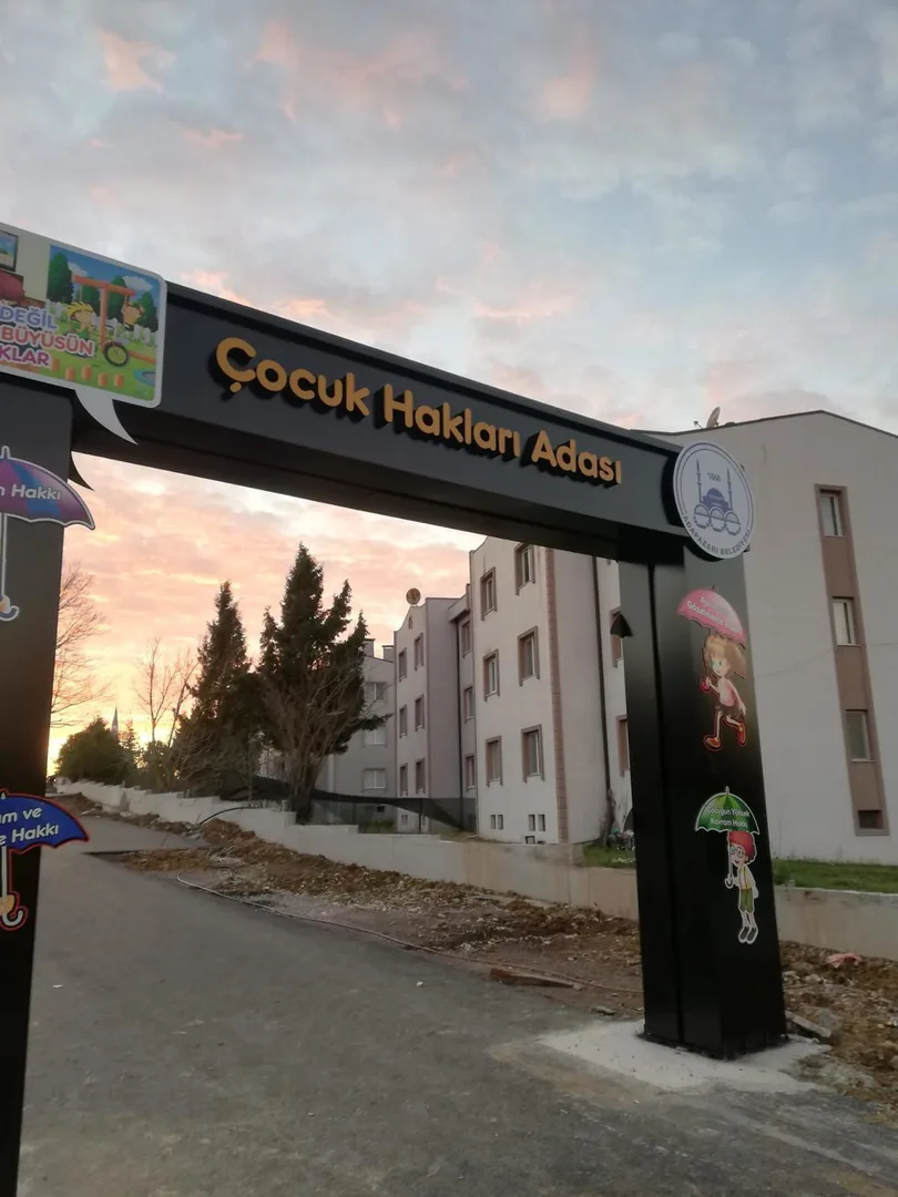 Çocuk Hakları Adası Tematik Giriş Tagı Tasarım, Üretim ve Ağır Hizmet Tipi Mimari Montaj Projesi