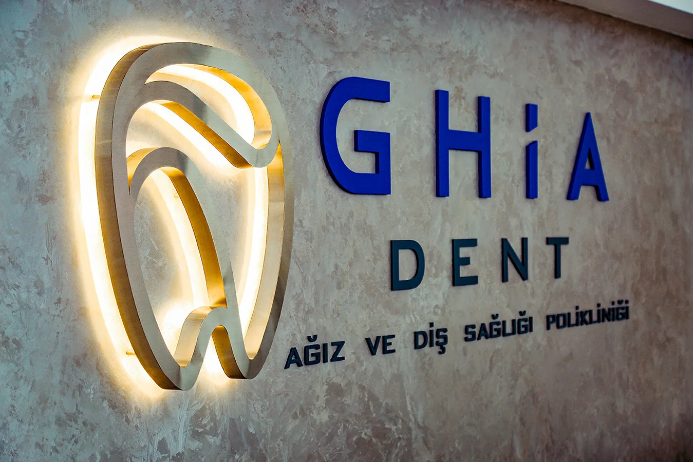 Ghia Dent Diş Hastanesi İç Mekan Yönlendirme ve Kurumsal Logo Uygulamaları
