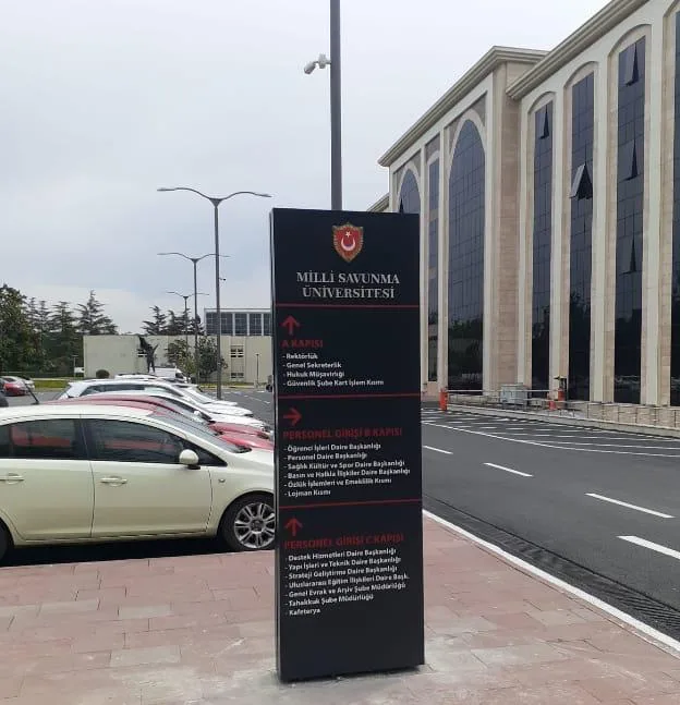Milli Savunma Üniversitesi Kampüs Yerleşkesi Dış Mekan Yönlendirme ve Pilon Sistemleri Tasarım, İmalat ve Montaj Projesi