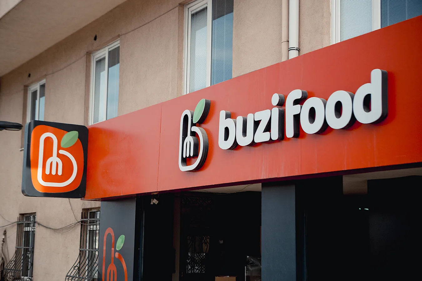 Buzifood Giriş Cephesi Premium LED Aydınlatmalı Kutu Harf Tabela Tasarım, Üretim ve Montaj Projesi