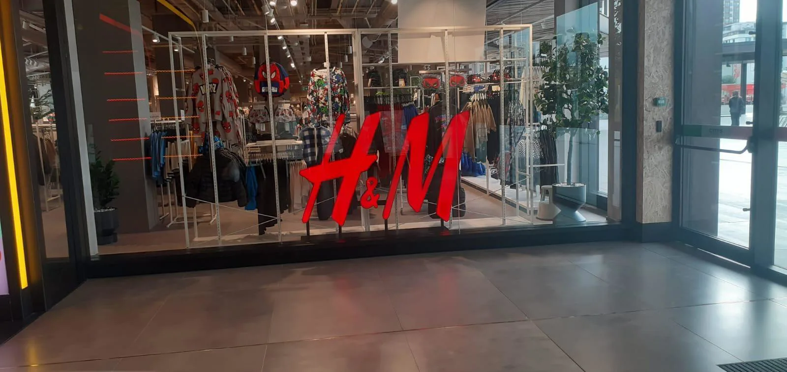H&M İstanbul Konsept Mağazası Vitrin Işıklı Kutu Harf Tasarım, Üretim ve Montaj Projesi