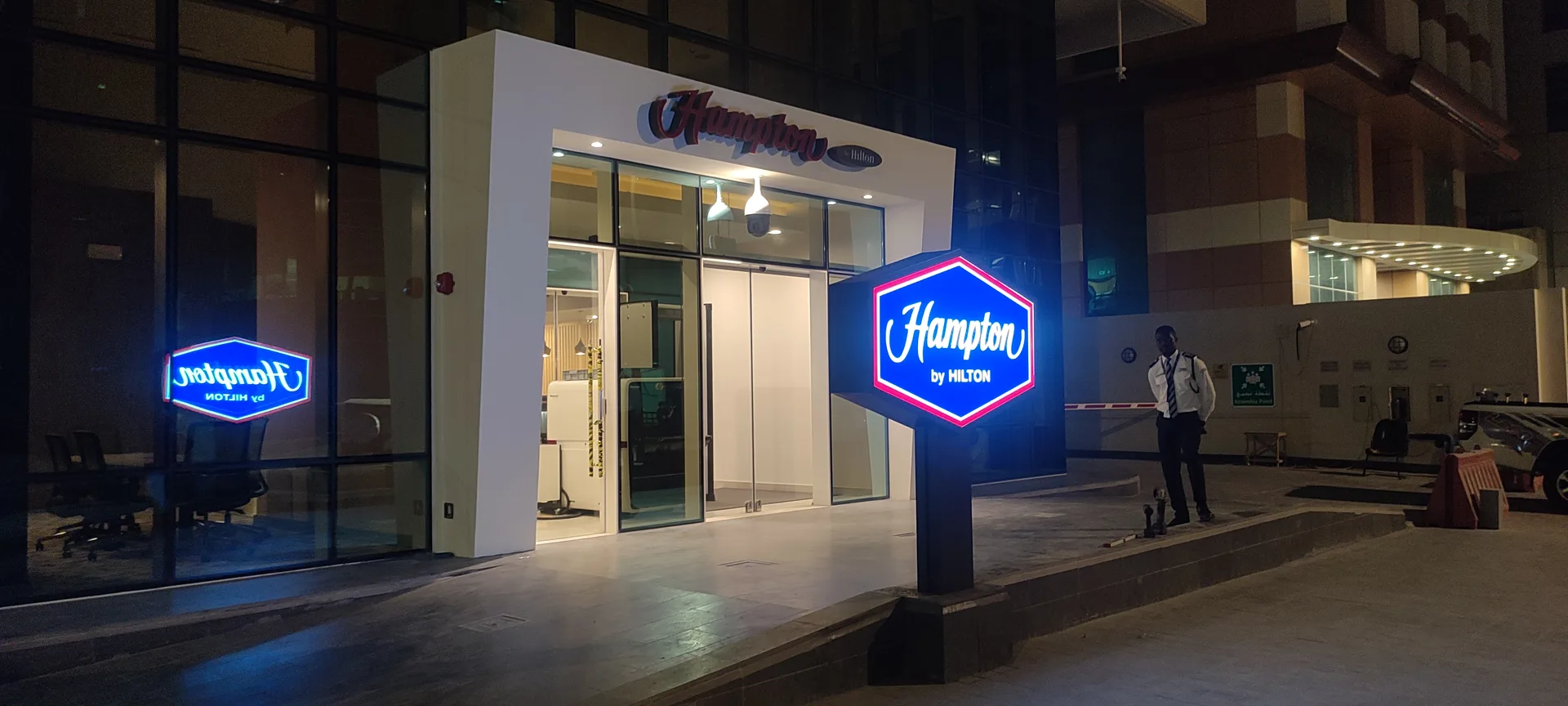 Hampton by Hilton Otel Katar Entegre İç ve Dış Mekan Tabela ve Mimari Yönlendirme Projesi