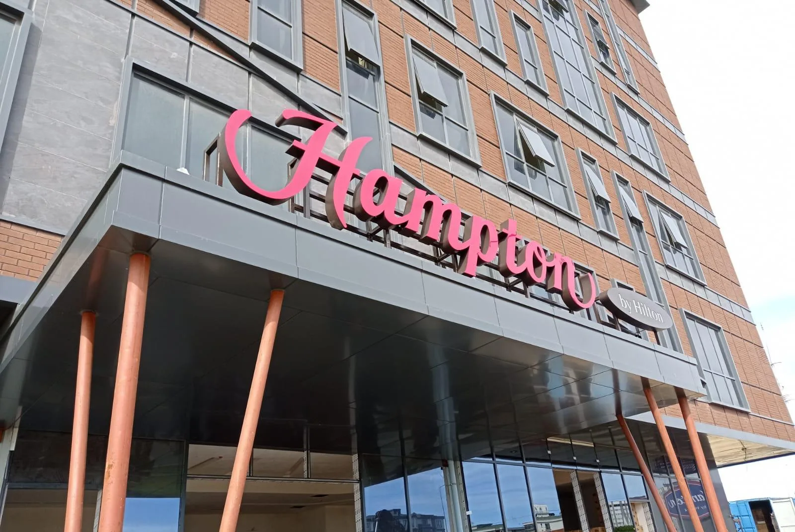 Hampton by Hilton Otel Çerkezköy Dış Mekan Cephe Kutu Harf ve Mimari Pilon Projesi