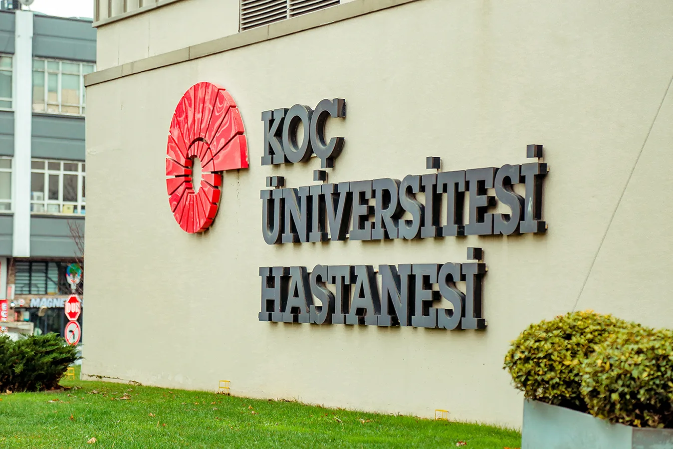 Koç Üniversitesi Hastanesi Dış Mekan Kutu Harf Tabela Uygulaması