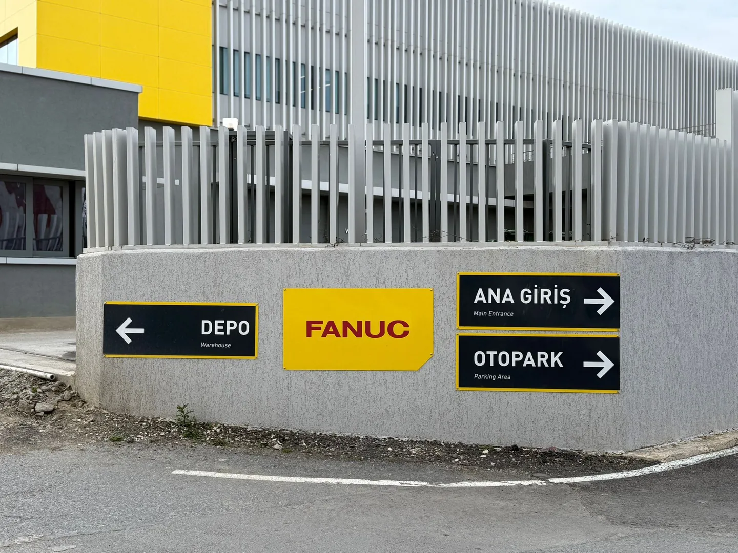 Fanuc Robotik ve Otomasyon Merkezi Dış Mekan Pilon Tabela ve Entegre İç Mekan Yönlendirme Projesi