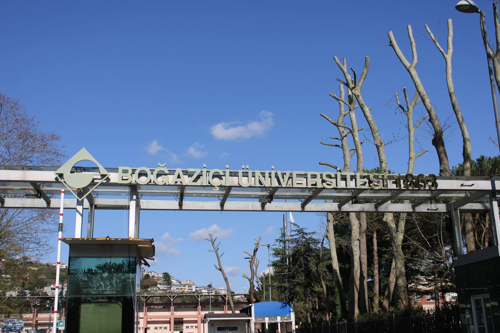 Boğaziçi Üniversitesi Kampüsü Dış Mekan Cephe ve Pilon Uygulamaları