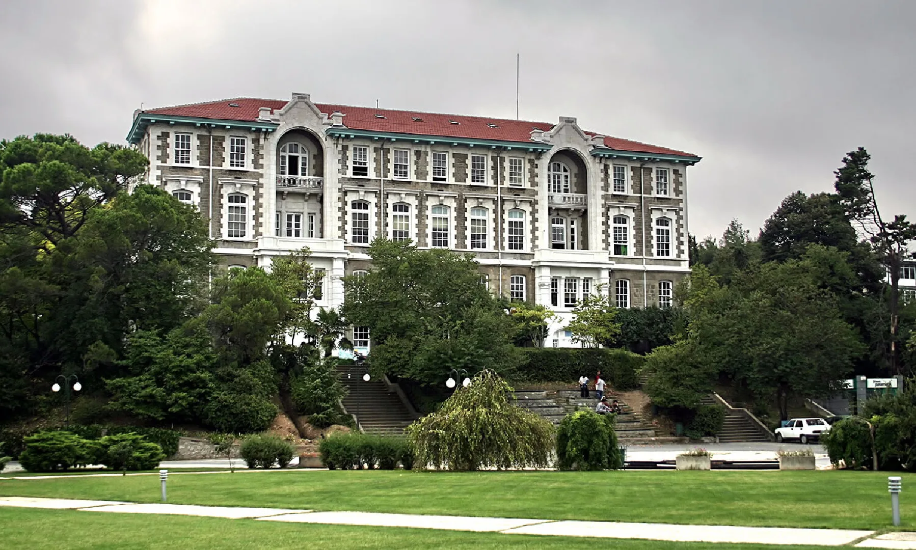 Boğaziçi Üniversitesi Kampüsü Dış Mekan Cephe ve Pilon Uygulamaları