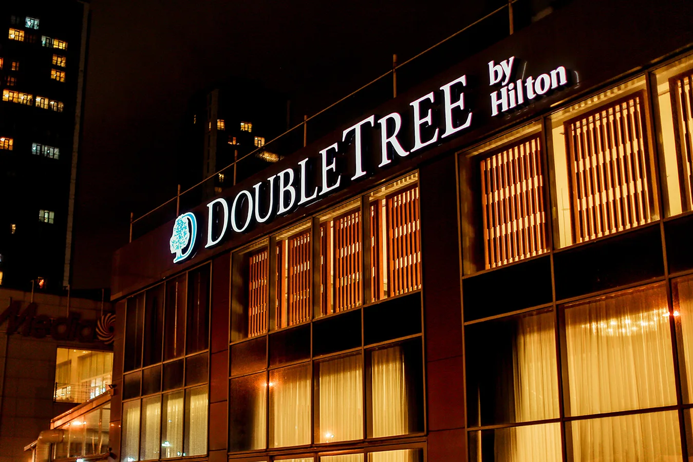 DoubleTree by Hilton Otel Ataşehir Dış Mekan Mimari Tabela ve Yönlendirme Projesi