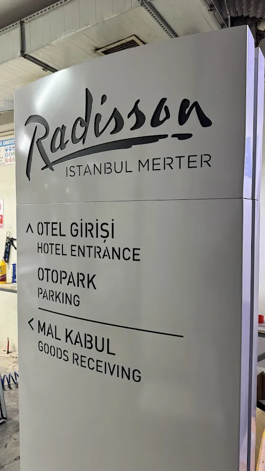Radisson Blu Hotel Merter Anahtar Teslim Dış Mekan Anıtsal Totem Projesi
