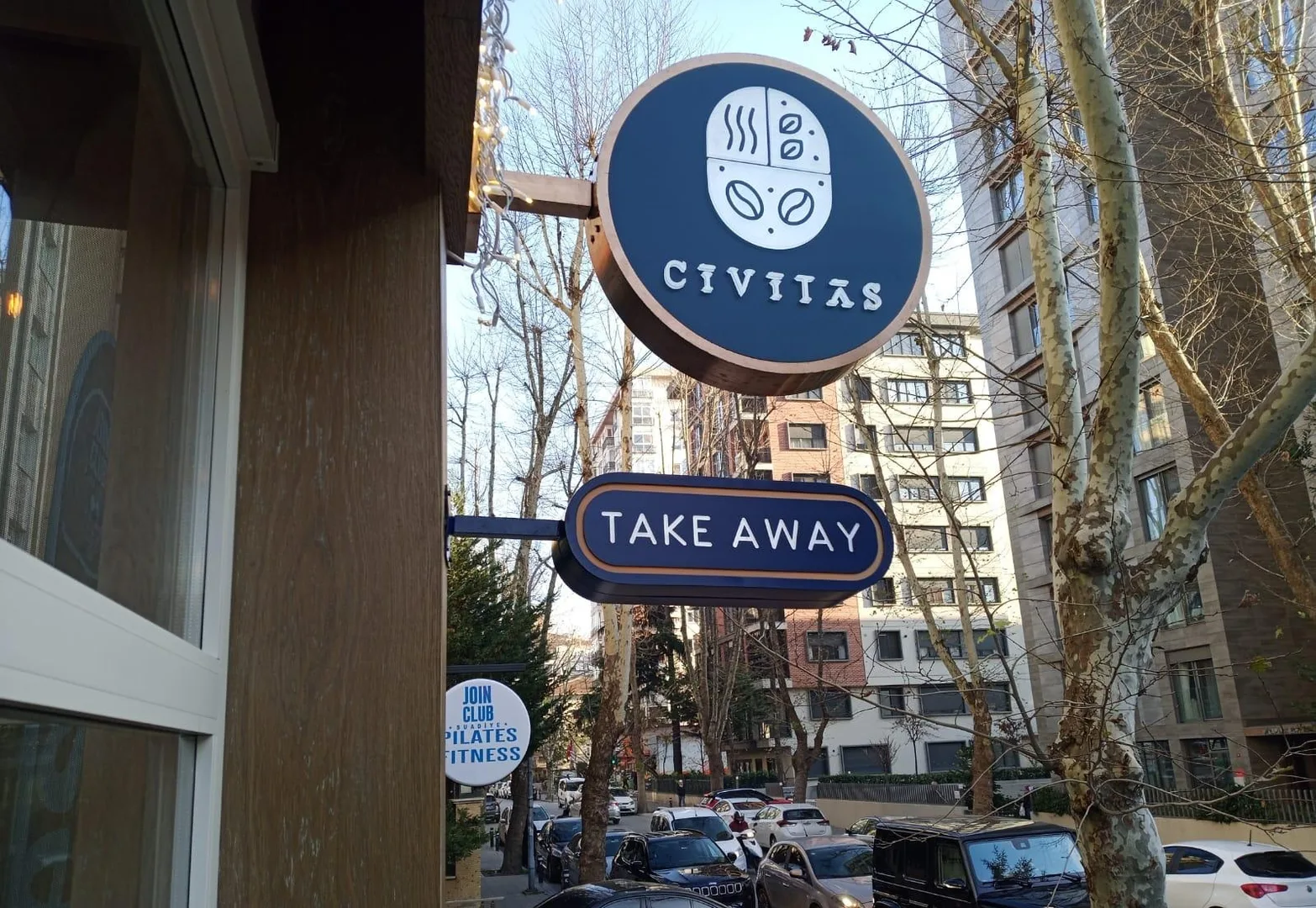 Civitas Cafe Dış Mekan Konsept Tabela ve Mimari Yönlendirme Sistemleri Tasarım, Üretim ve Montaj Projesi