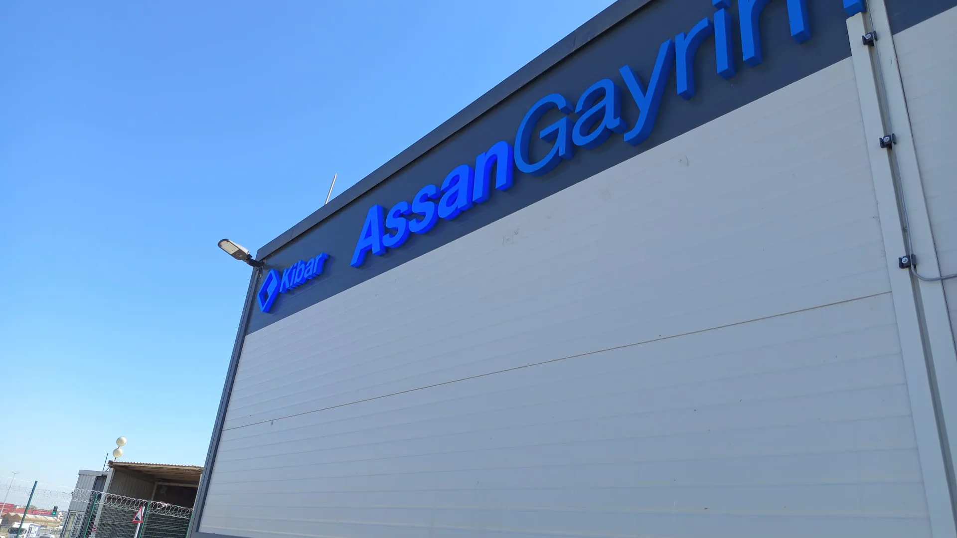 Assan Orhanlı Lojistik Deposu Dış Mekan Cephe Markalaması ve Anıtsal Pilon Projesi