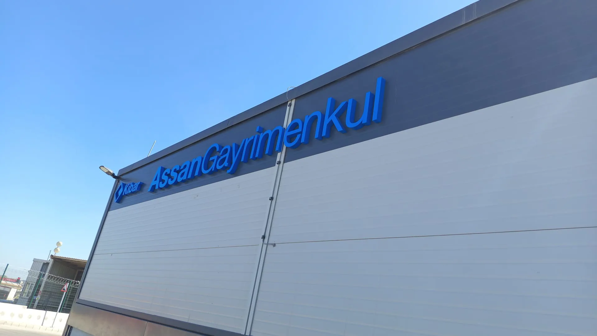 Assan Orhanlı Lojistik Deposu Dış Mekan Cephe Markalaması ve Anıtsal Pilon Projesi