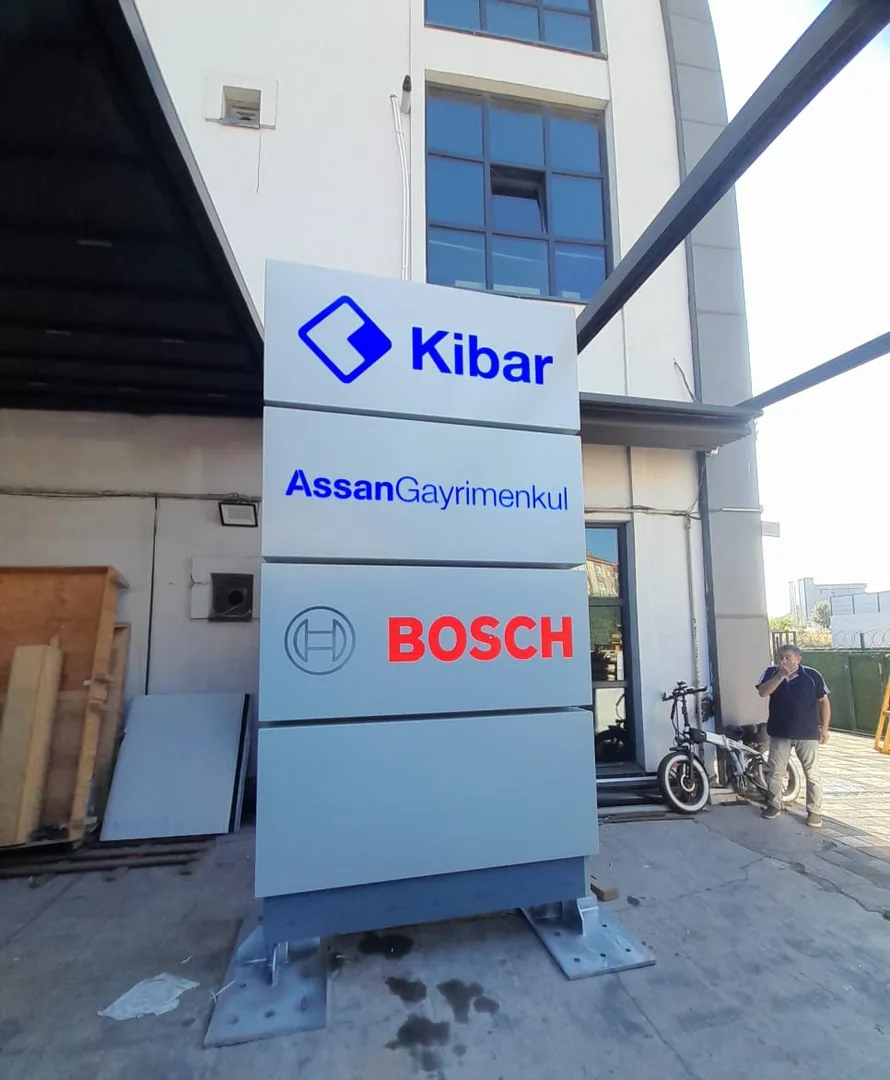Assan Orhanlı Lojistik Deposu Dış Mekan Cephe Markalaması ve Anıtsal Pilon Projesi