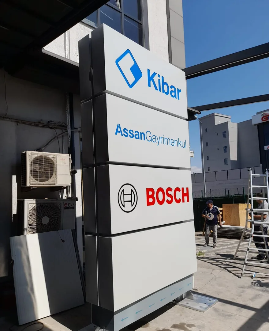 Assan Orhanlı Lojistik Deposu Dış Mekan Cephe Markalaması ve Anıtsal Pilon Projesi