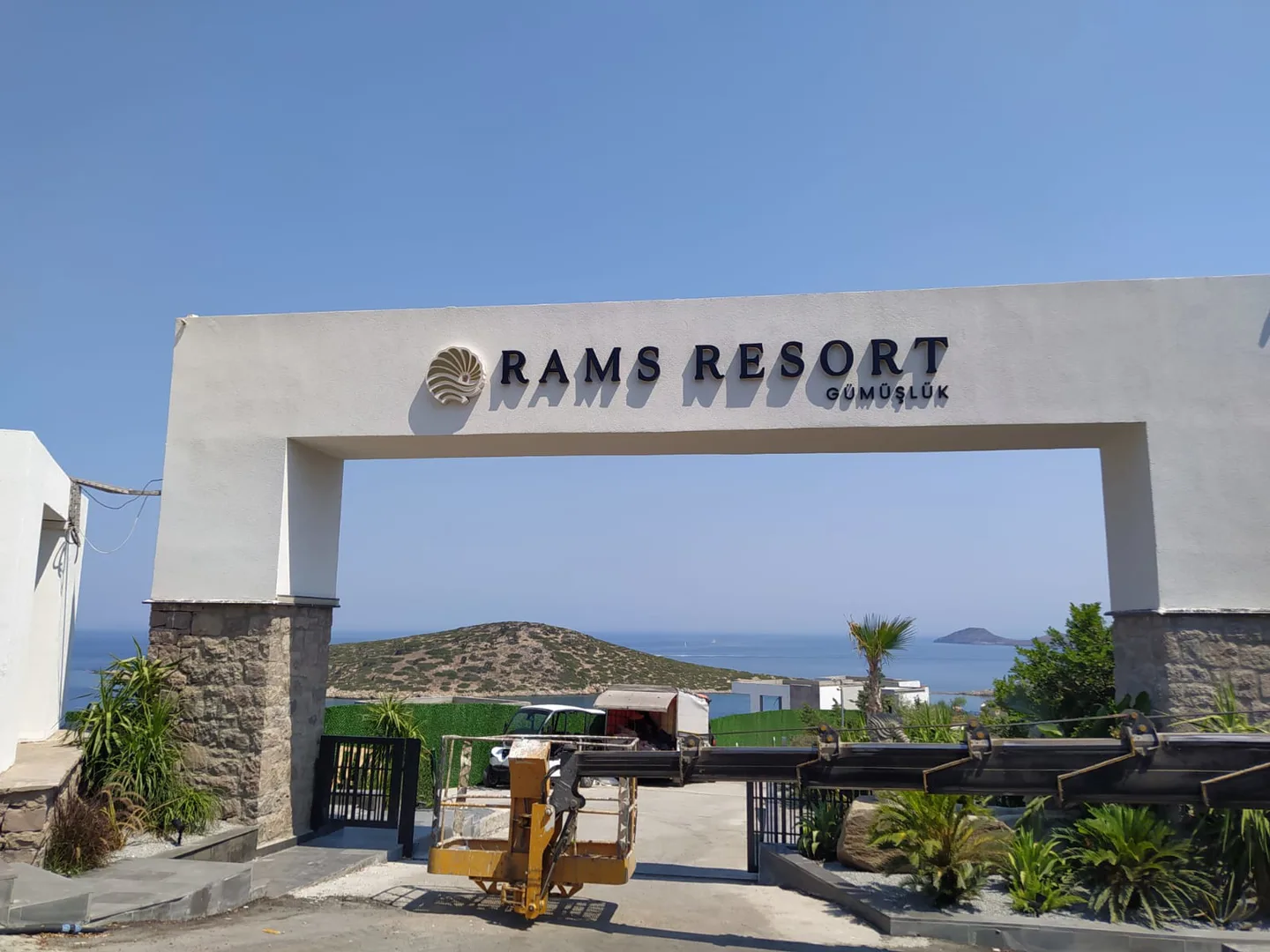 Bodrum Resort Rams Global Giriş Tagı Üstü Kutu Harf Tasarım, Üretim ve Montaj Projesi