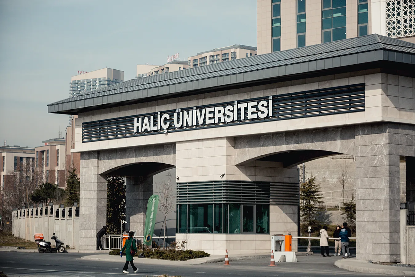 Haliç Üniversitesi Giriş Tag Üstü Kutu Harf Tabela Projesi