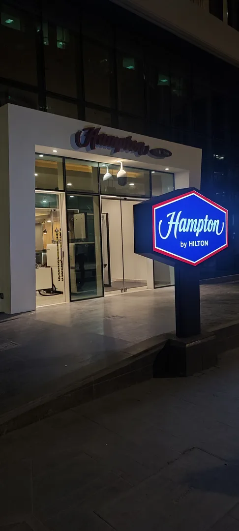Hampton by Hilton Otel Katar Entegre İç ve Dış Mekan Tabela ve Mimari Yönlendirme Projesi