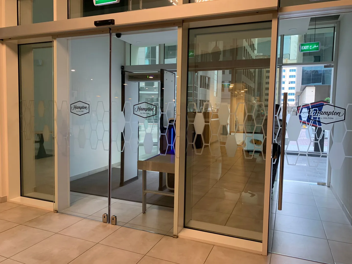 Hampton by Hilton Otel Katar Entegre İç ve Dış Mekan Tabela ve Mimari Yönlendirme Projesi
