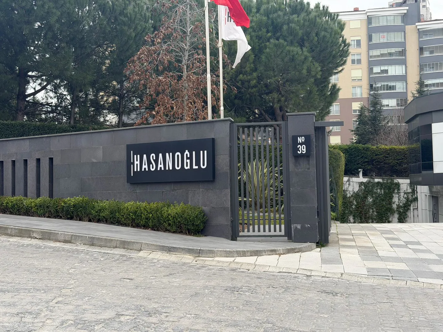 Hasanoğlu İstanbul Yerleşkesi Giriş Duvar Tabelası Tasarım, Üretim ve Montaj Projesi