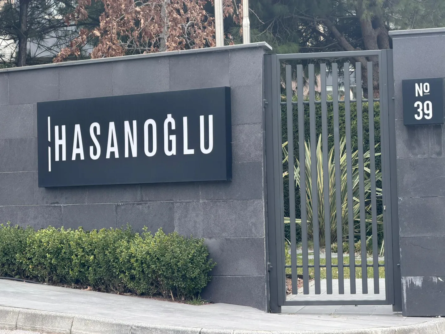 Hasanoğlu İstanbul Yerleşkesi Giriş Duvar Tabelası Tasarım, Üretim ve Montaj Projesi