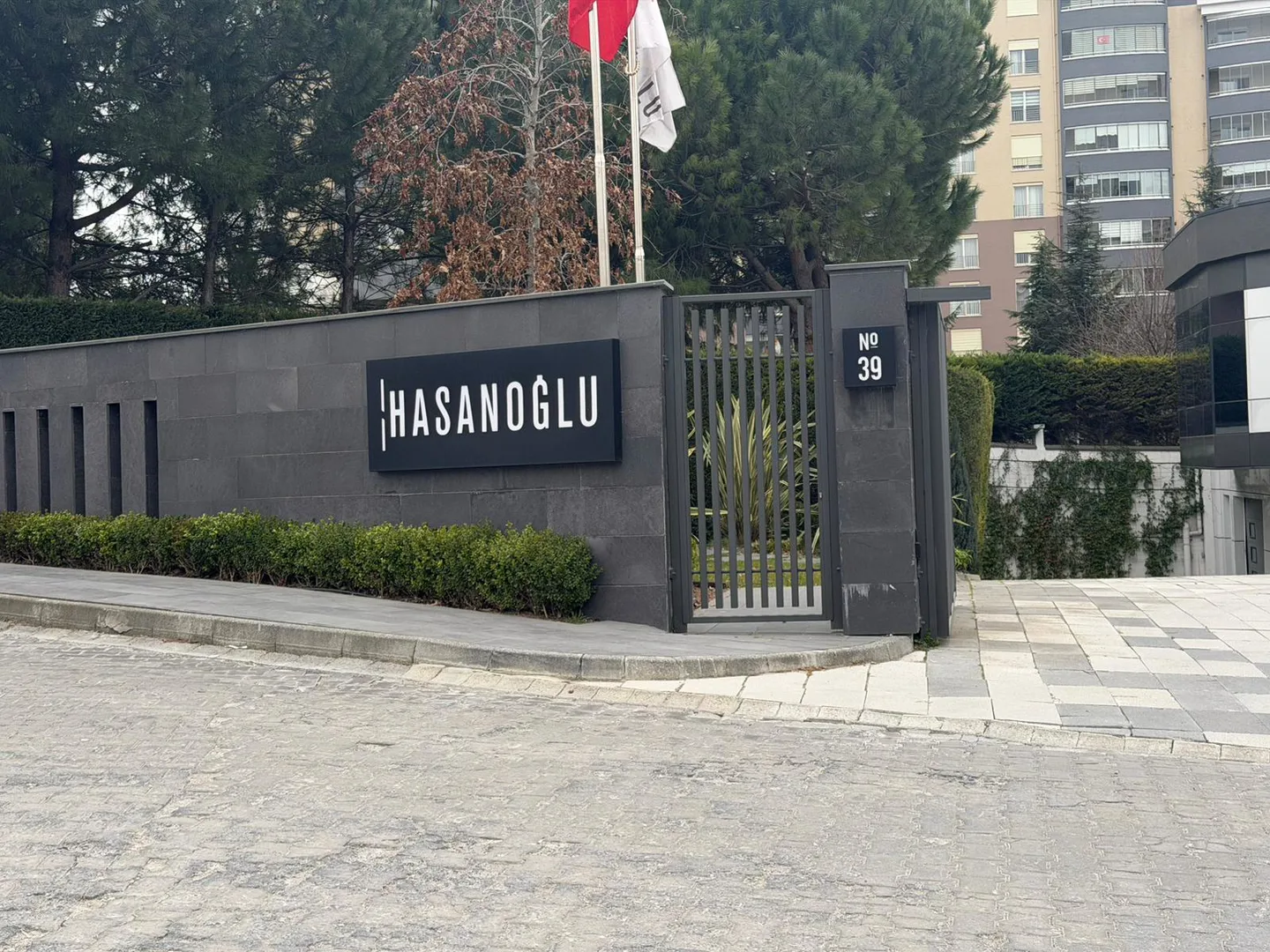 Hasanoğlu İstanbul Yerleşkesi Giriş Duvar Tabelası Tasarım, Üretim ve Montaj Projesi