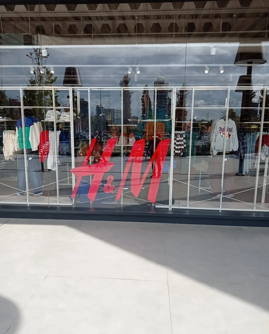 H&M İstanbul Konsept Mağazası Vitrin Işıklı Kutu Harf Tasarım, Üretim ve Montaj Projesi