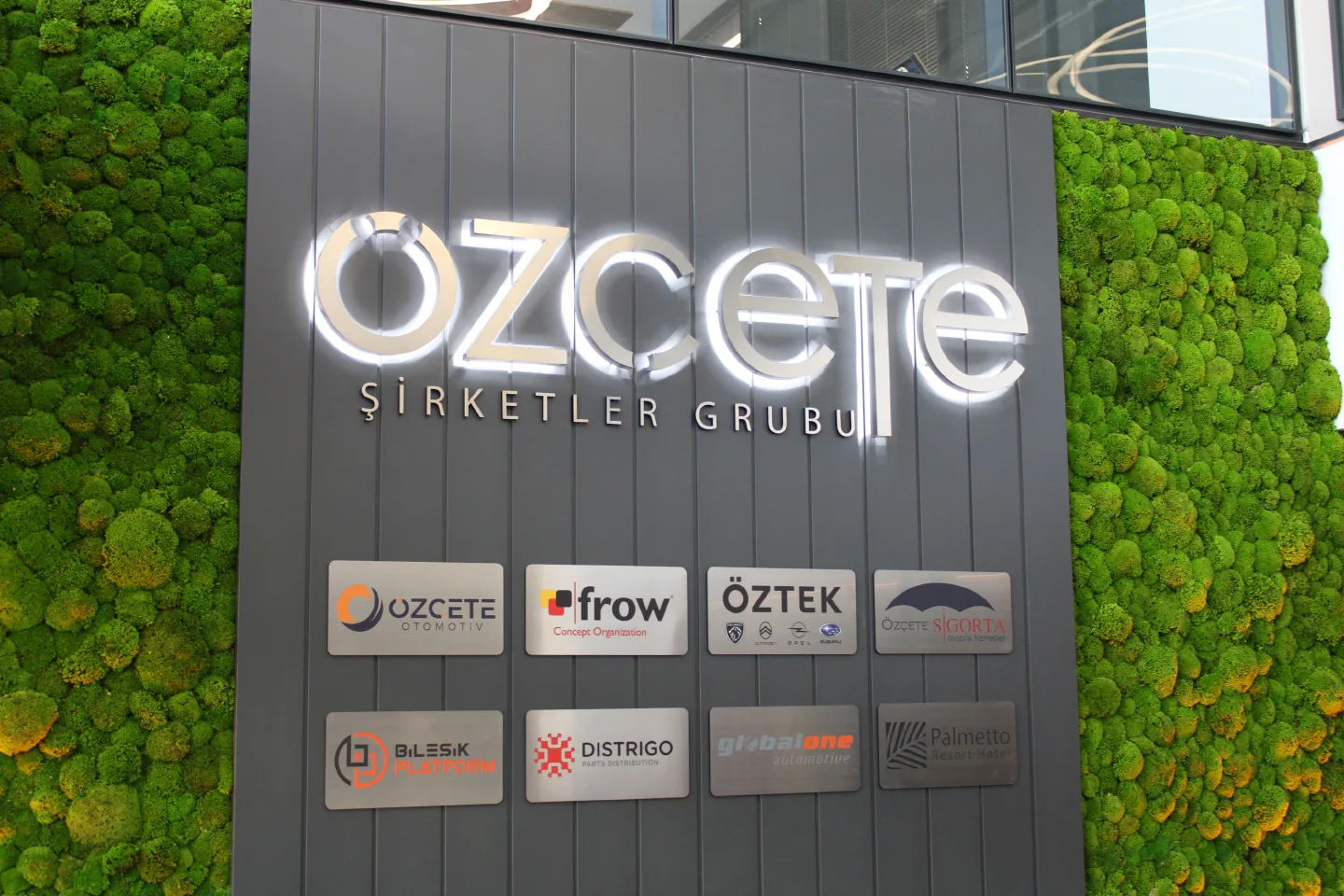 Özçete Şirketler Grubu Kampüsü İç ve Dış Mekan Yönlendirme Pilon ve Tabela Sistemleri Tasarım, Üretim ve Montaj Projesi