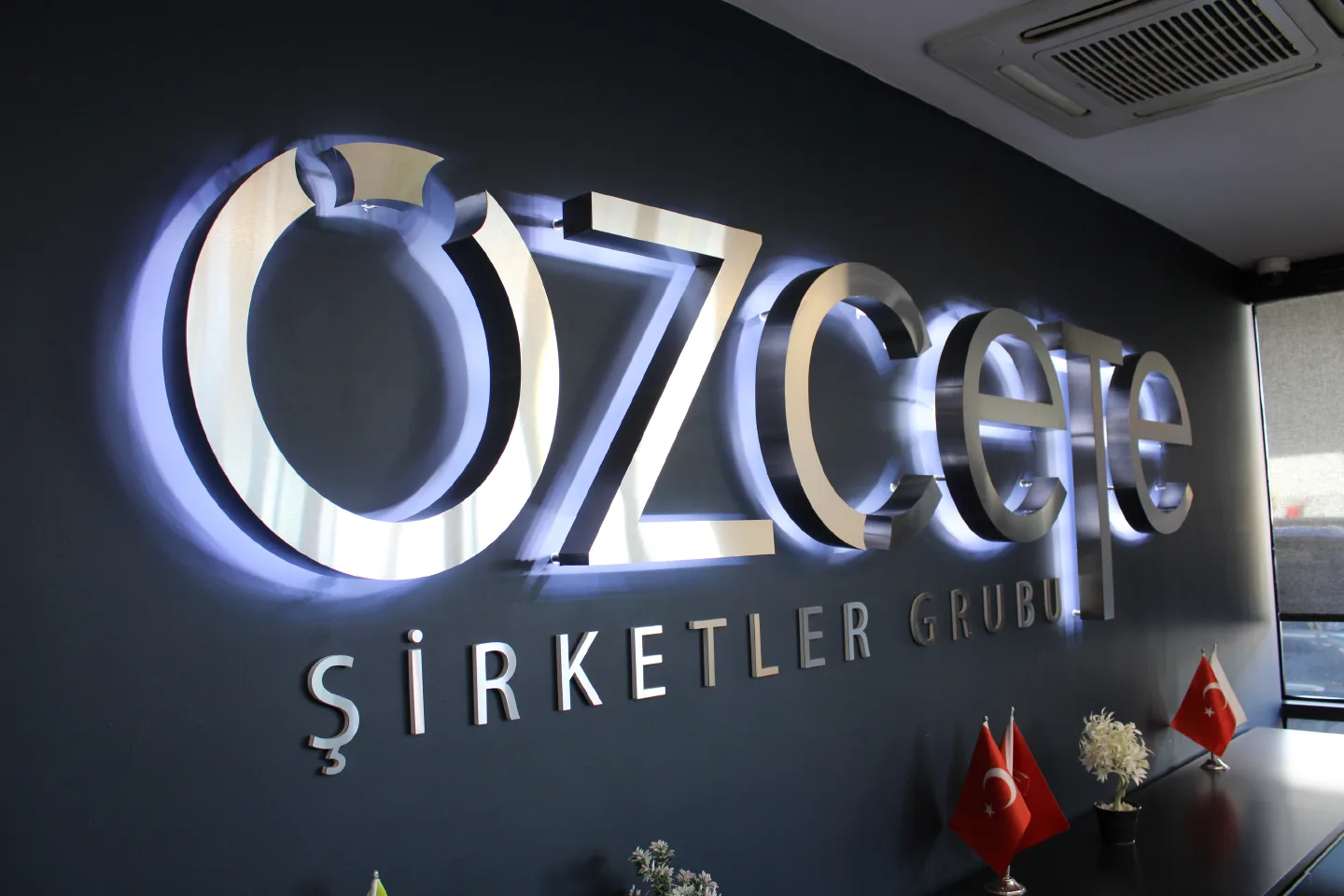 Özçete Şirketler Grubu Kampüsü İç ve Dış Mekan Yönlendirme Pilon ve Tabela Sistemleri Tasarım, Üretim ve Montaj Projesi