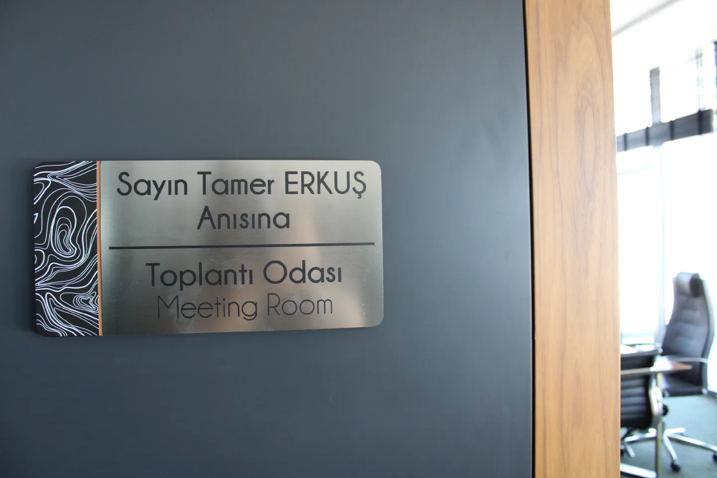Özçete Şirketler Grubu Kampüsü İç ve Dış Mekan Yönlendirme Pilon ve Tabela Sistemleri Tasarım, Üretim ve Montaj Projesi