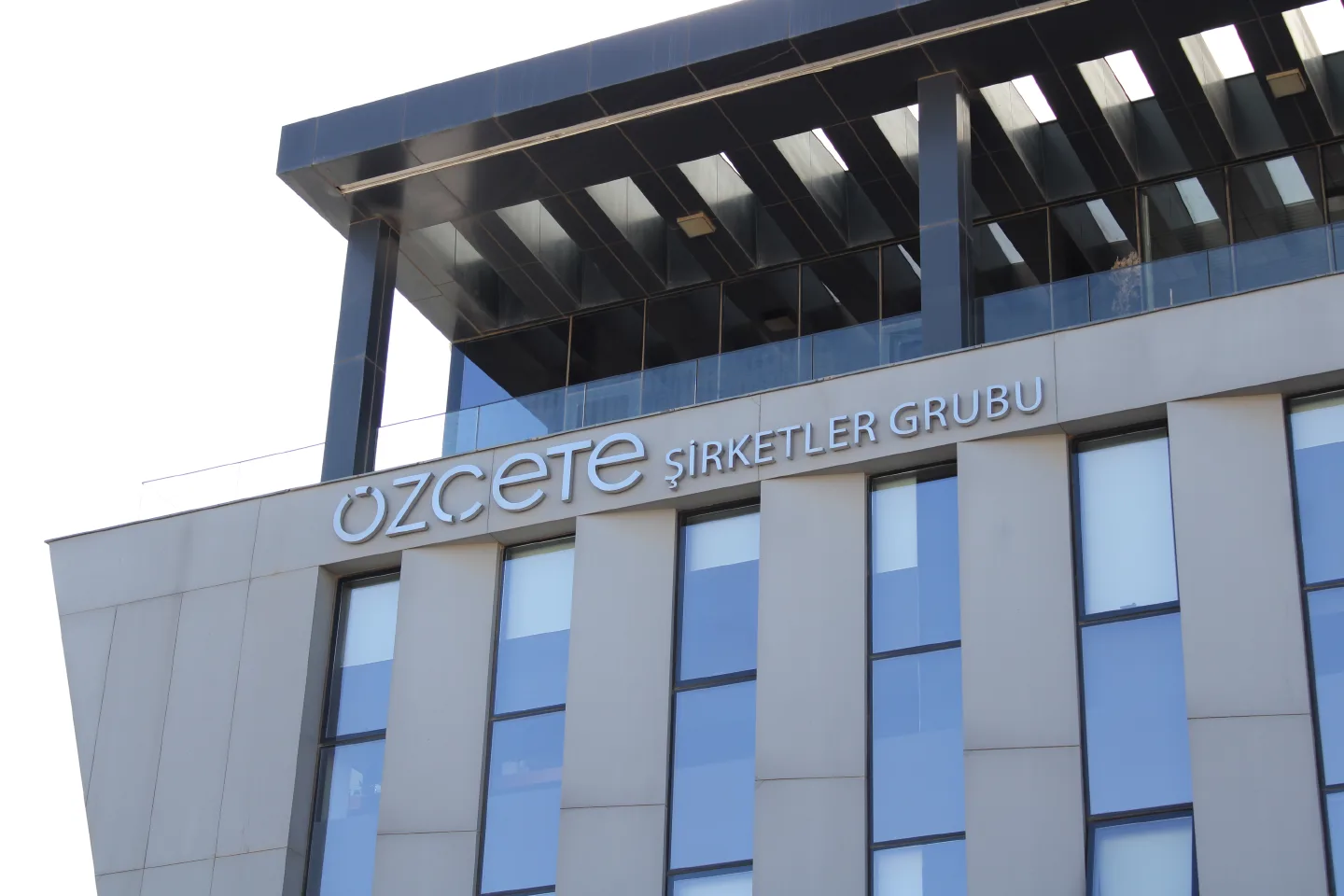 Özçete Şirketler Grubu Kampüsü İç ve Dış Mekan Yönlendirme Pilon ve Tabela Sistemleri Tasarım, Üretim ve Montaj Projesi