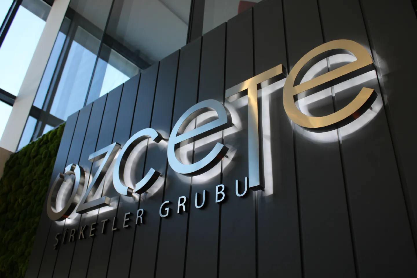 Özçete Şirketler Grubu Kampüsü İç ve Dış Mekan Yönlendirme Pilon ve Tabela Sistemleri Tasarım, Üretim ve Montaj Projesi