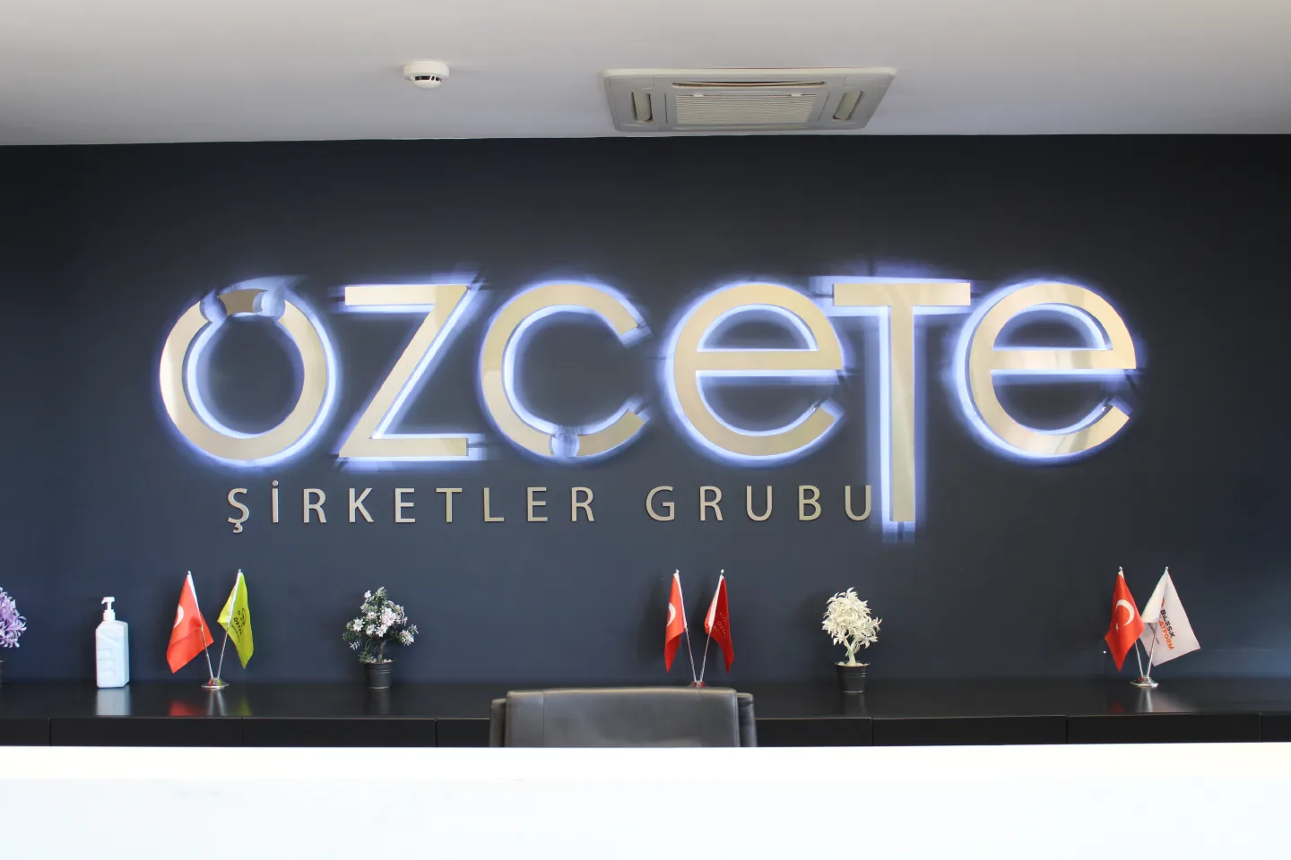 Özçete Şirketler Grubu Kampüsü İç ve Dış Mekan Yönlendirme Pilon ve Tabela Sistemleri Tasarım, Üretim ve Montaj Projesi