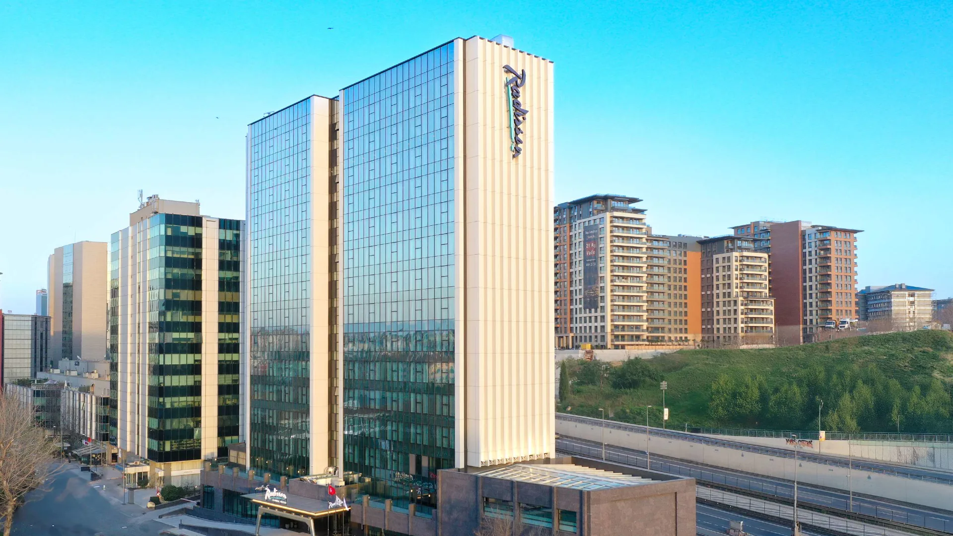 Radisson Blu Hotel Merter Anahtar Teslim Dış Mekan Anıtsal Totem Projesi